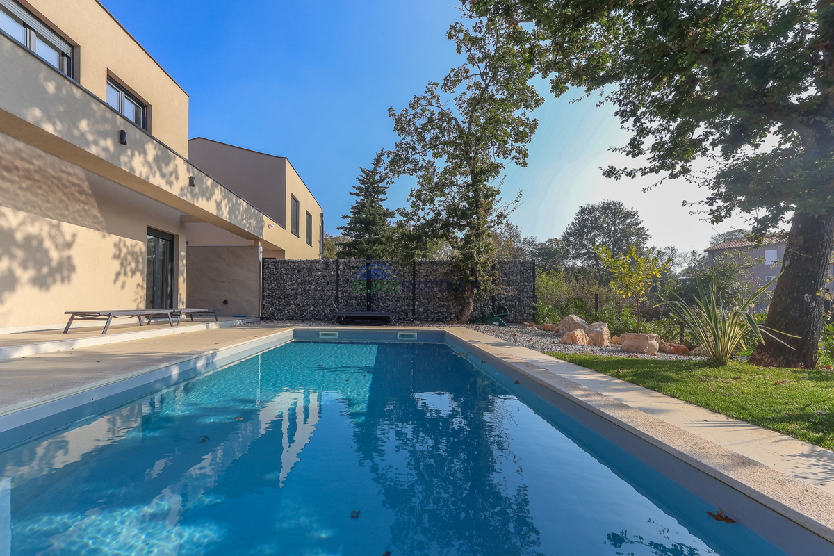 Nuova costruzione dal design moderno a 5 km da Parenzo, Istria