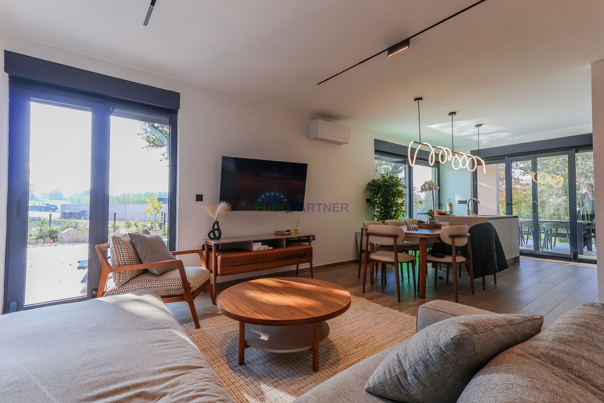 Nuova costruzione dal design moderno a 5 km da Parenzo, Istria