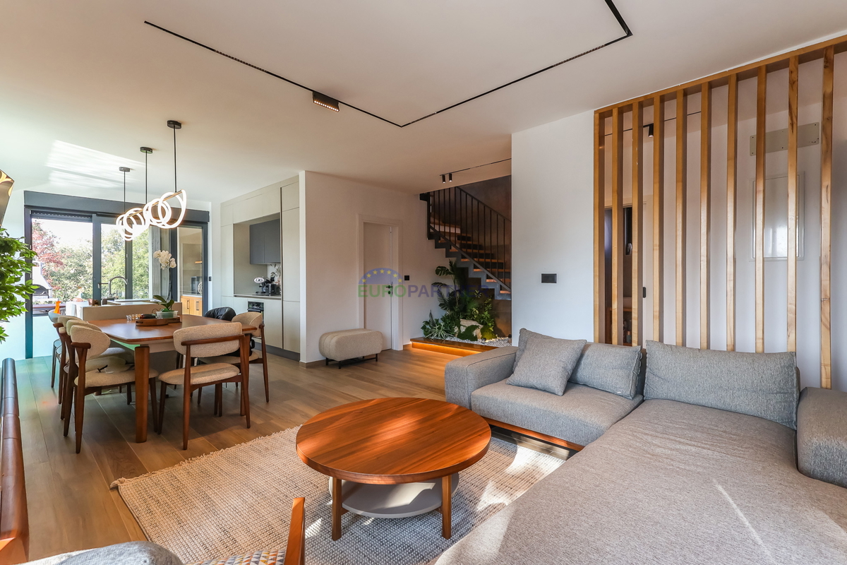 Nuova costruzione dal design moderno a 5 km da Parenzo, Istria