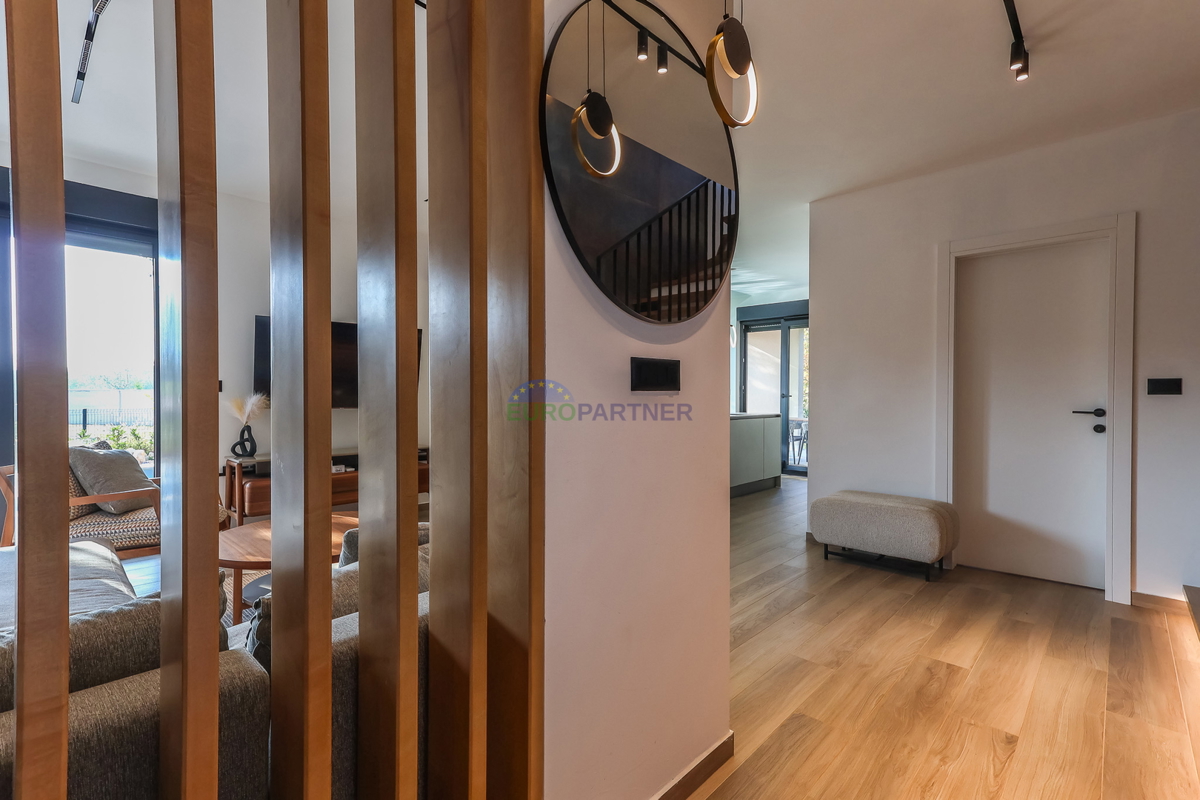 Nuova costruzione dal design moderno a 5 km da Parenzo, Istria