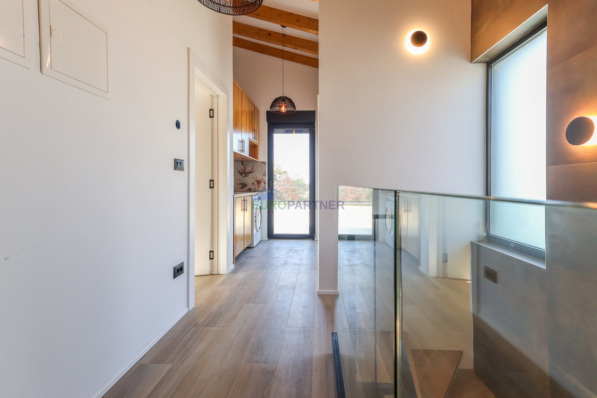 Nuova costruzione dal design moderno a 5 km da Parenzo, Istria