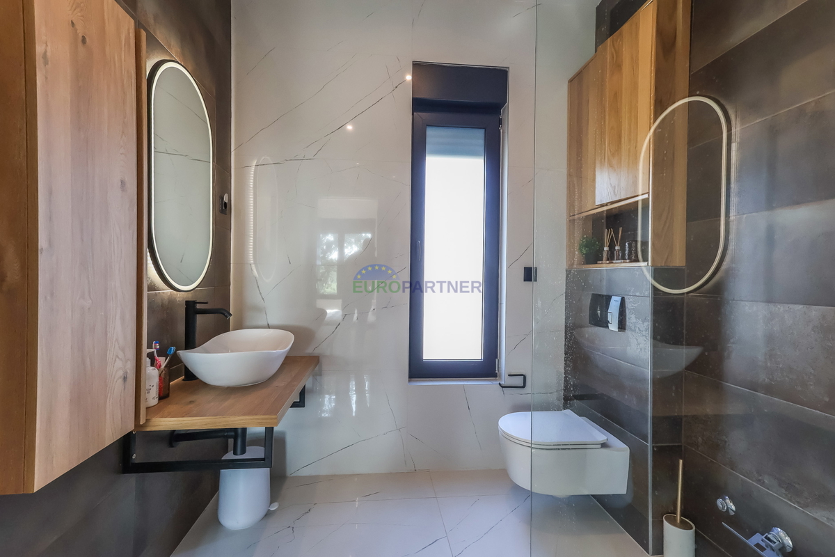 Nuova costruzione dal design moderno a 5 km da Parenzo, Istria