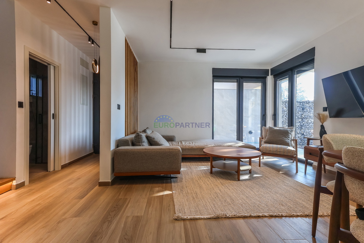 Nuova costruzione dal design moderno a 5 km da Parenzo, Istria