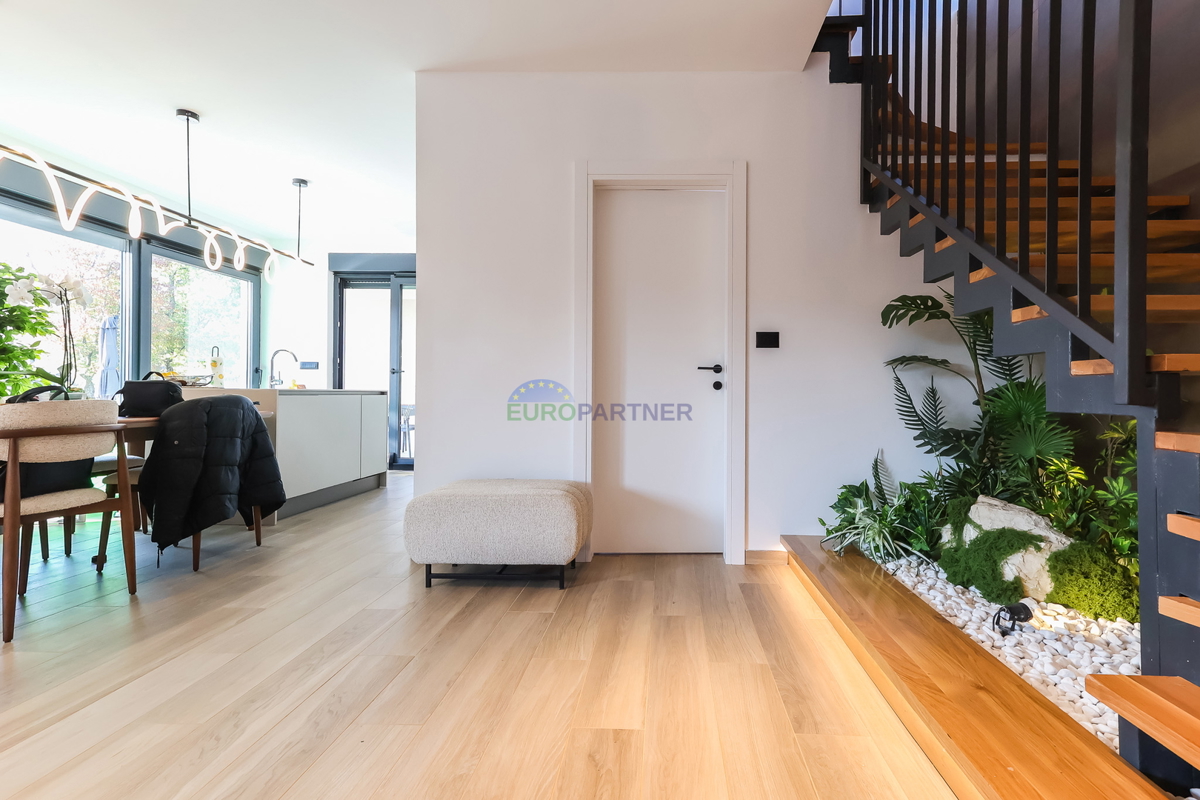 Nuova costruzione dal design moderno a 5 km da Parenzo, Istria