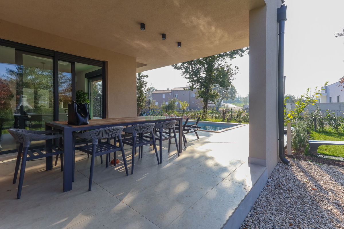 Nuova costruzione dal design moderno a 5 km da Parenzo, Istria