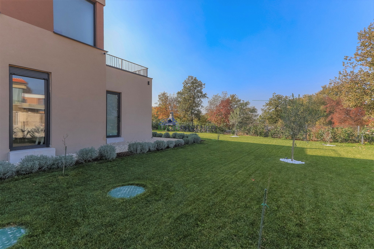 Nuova costruzione dal design moderno a 5 km da Parenzo, Istria