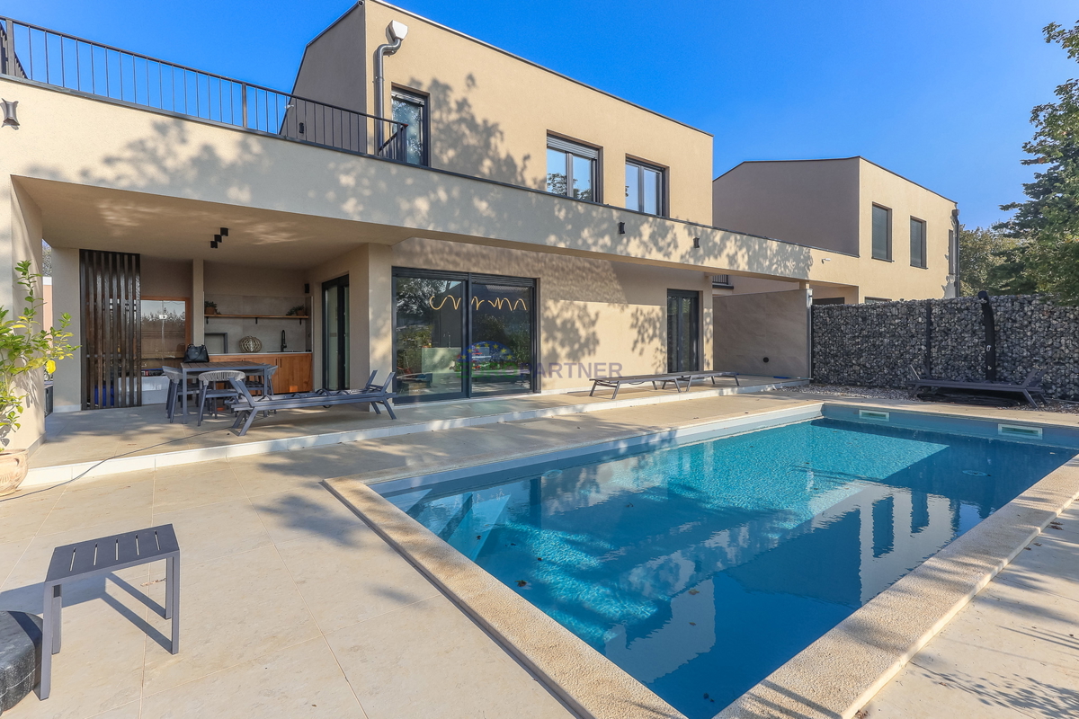 Nuova costruzione dal design moderno a 5 km da Parenzo, Istria