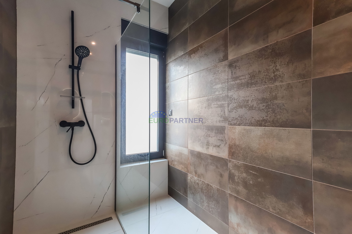 Nuova costruzione dal design moderno a 5 km da Parenzo, Istria