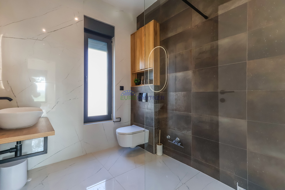 Nuova costruzione dal design moderno a 5 km da Parenzo, Istria