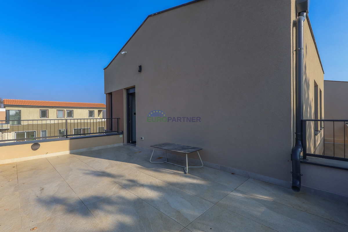 Nuova costruzione dal design moderno a 5 km da Parenzo, Istria