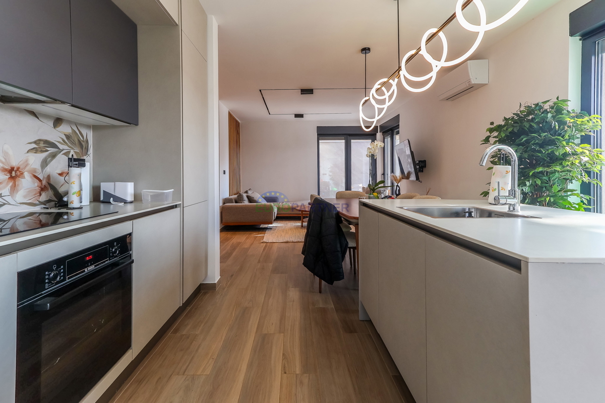 Nuova costruzione dal design moderno a 5 km da Parenzo, Istria