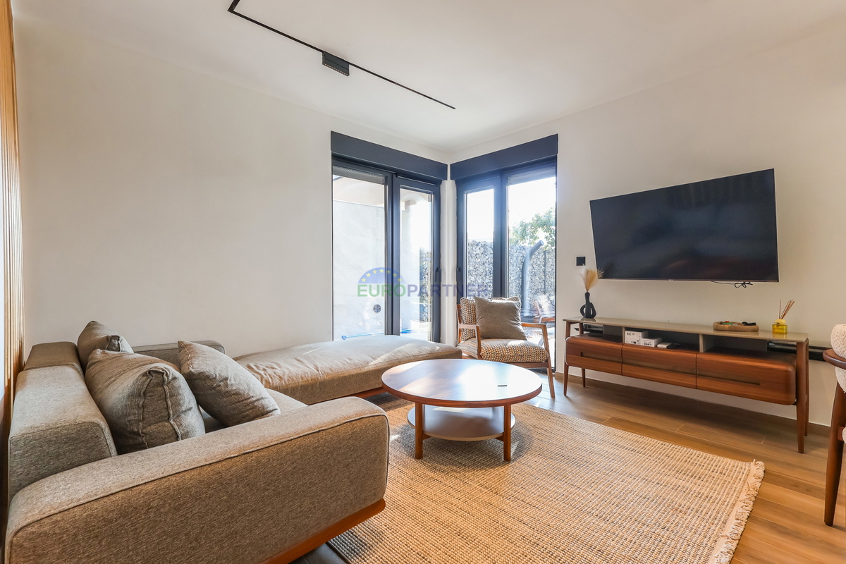 Nuova costruzione dal design moderno a 5 km da Parenzo, Istria