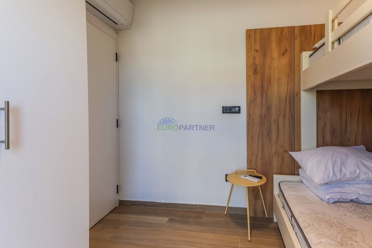 Nuova costruzione dal design moderno a 5 km da Parenzo, Istria