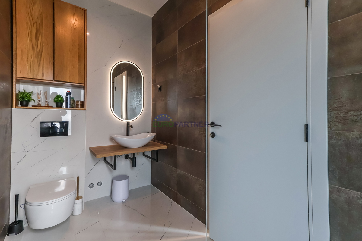 Nuova costruzione dal design moderno a 5 km da Parenzo, Istria