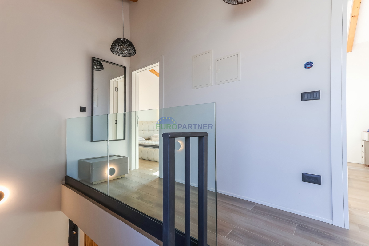 Nuova costruzione dal design moderno a 5 km da Parenzo, Istria