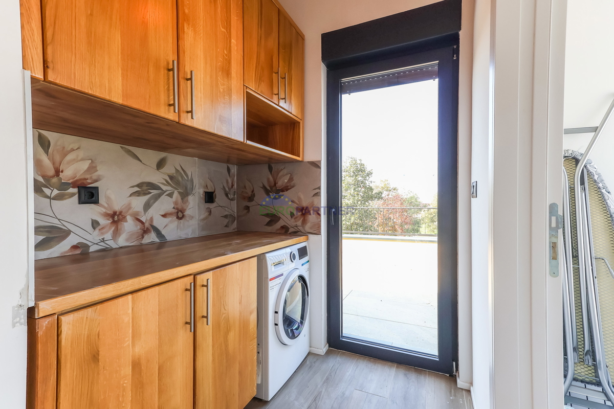 Nuova costruzione dal design moderno a 5 km da Parenzo, Istria