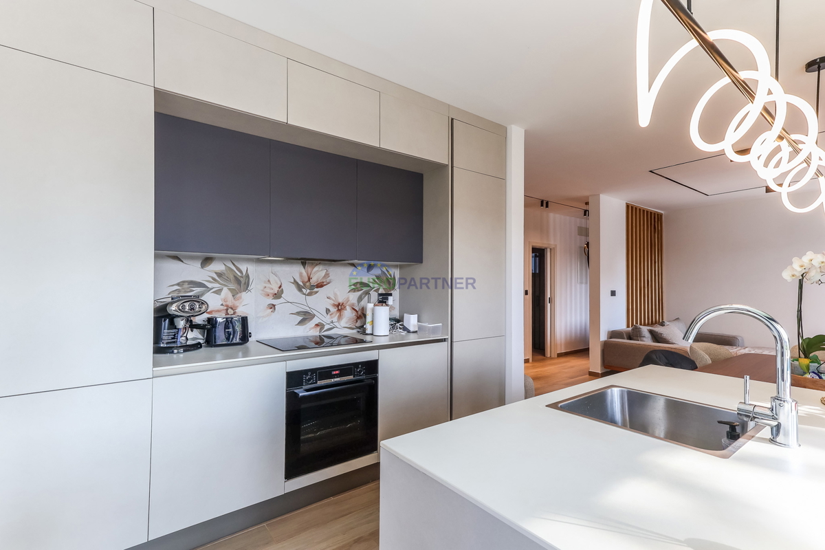 Nuova costruzione dal design moderno a 5 km da Parenzo, Istria