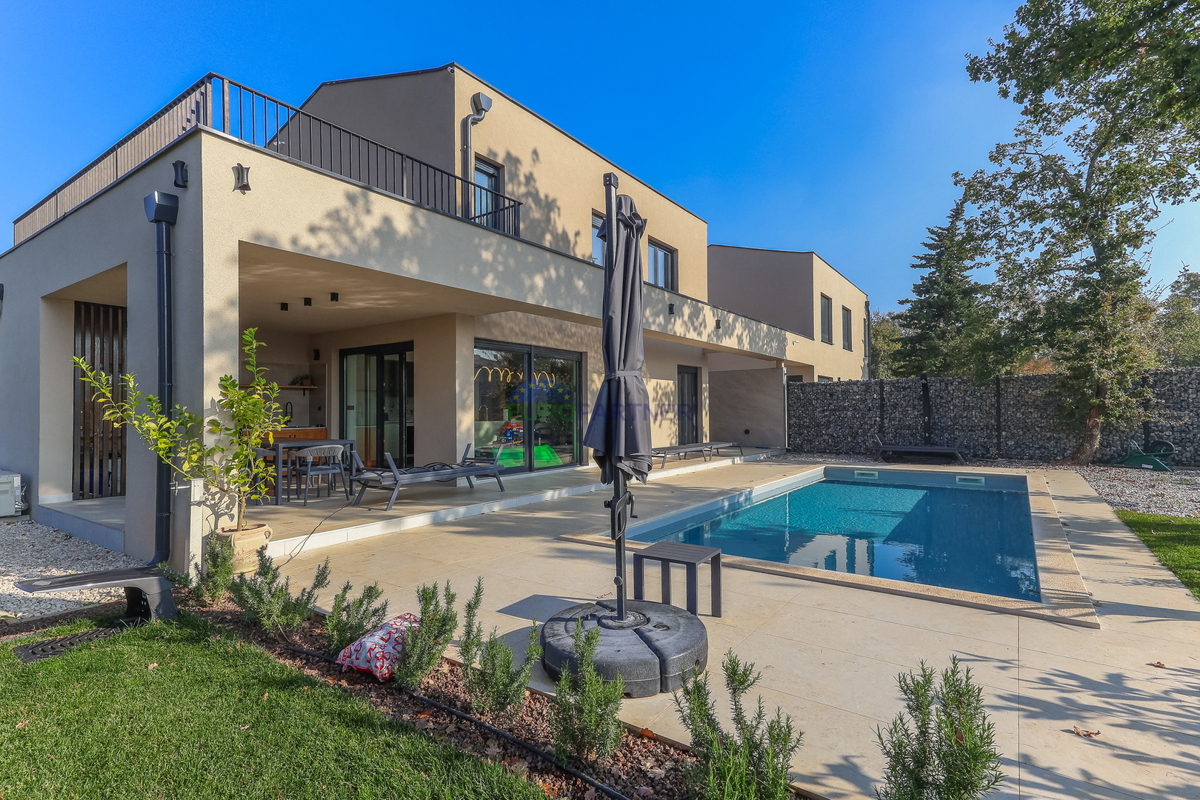 Nuova costruzione dal design moderno a 5 km da Parenzo, Istria