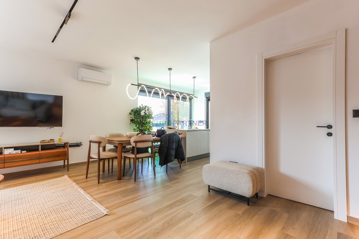 Nuova costruzione dal design moderno a 5 km da Parenzo, Istria