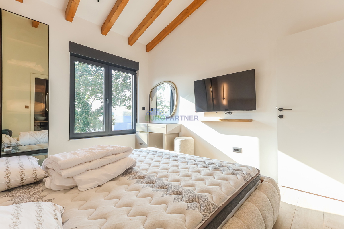 Nuova costruzione dal design moderno a 5 km da Parenzo, Istria