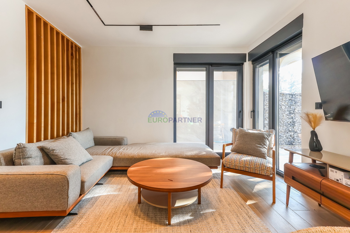 Nuova costruzione dal design moderno a 5 km da Parenzo, Istria