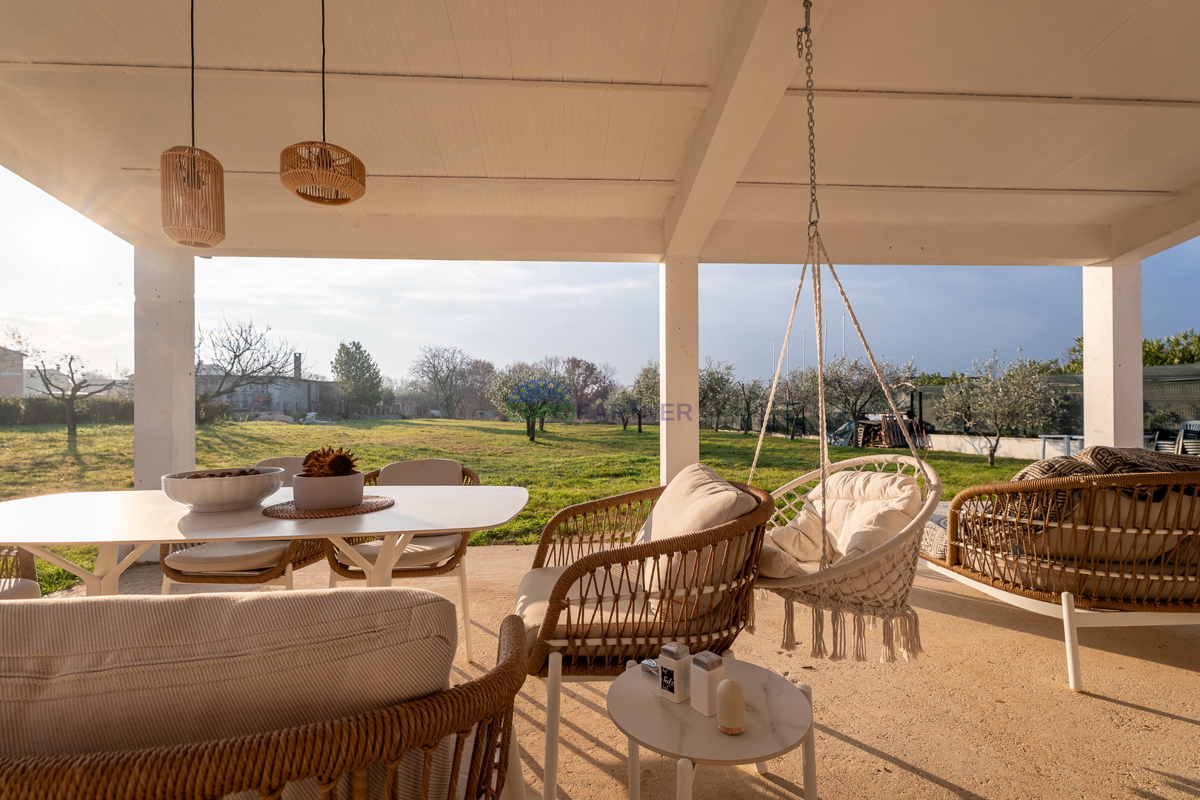 Casa con giardino di 3200 m2! Parenzo, a 5 km dal mare