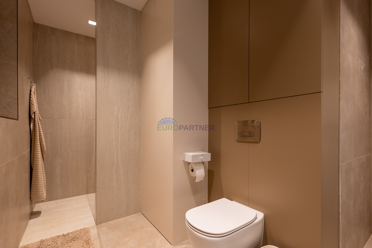 Casa con giardino di 3200 m2! Parenzo, a 5 km dal mare