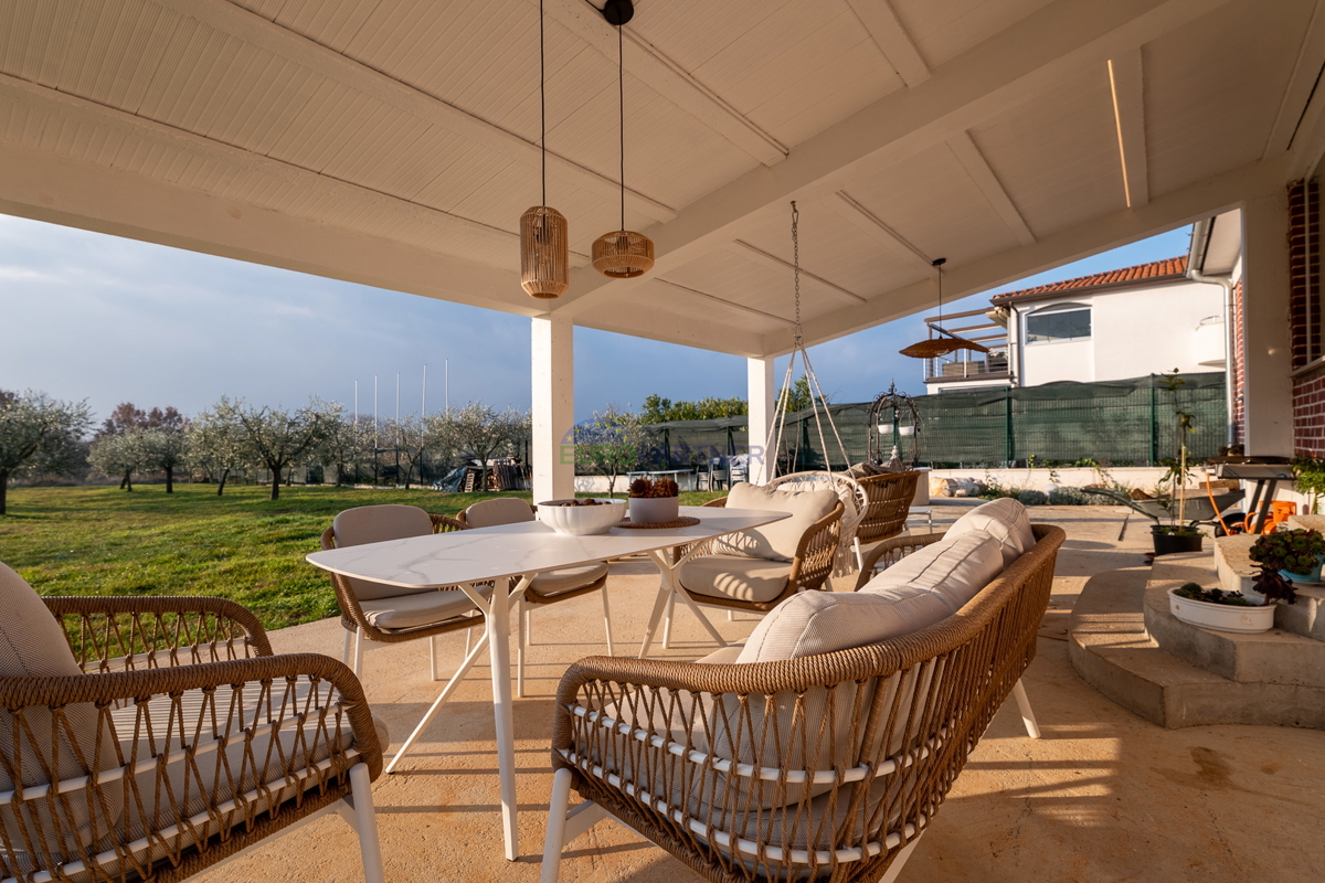 Casa con giardino di 3200 m2! Parenzo, a 5 km dal mare