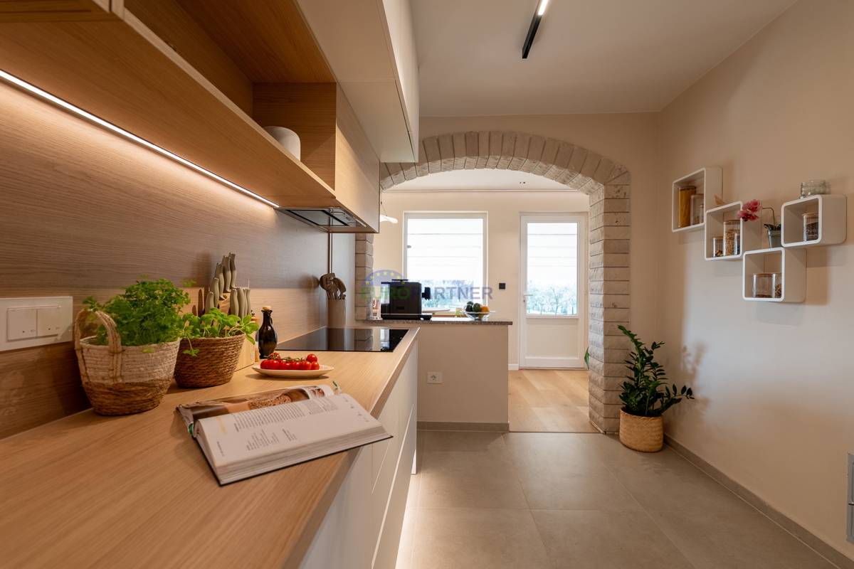 Casa con giardino di 3200 m2! Parenzo, a 5 km dal mare