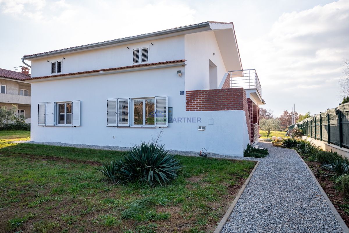 Casa con giardino di 3200 m2! Parenzo, a 5 km dal mare