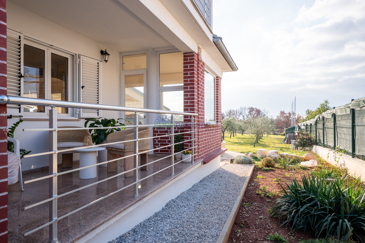 Casa con giardino di 3200 m2! Parenzo, a 5 km dal mare