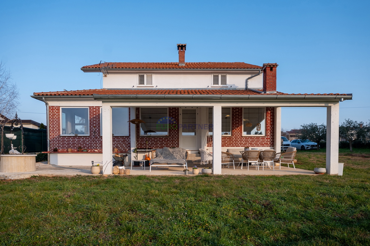 Casa con giardino di 3200 m2! Parenzo, a 5 km dal mare