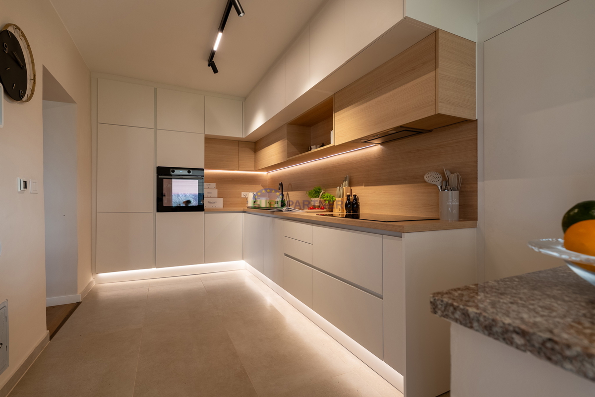 Casa con giardino di 3200 m2! Parenzo, a 5 km dal mare