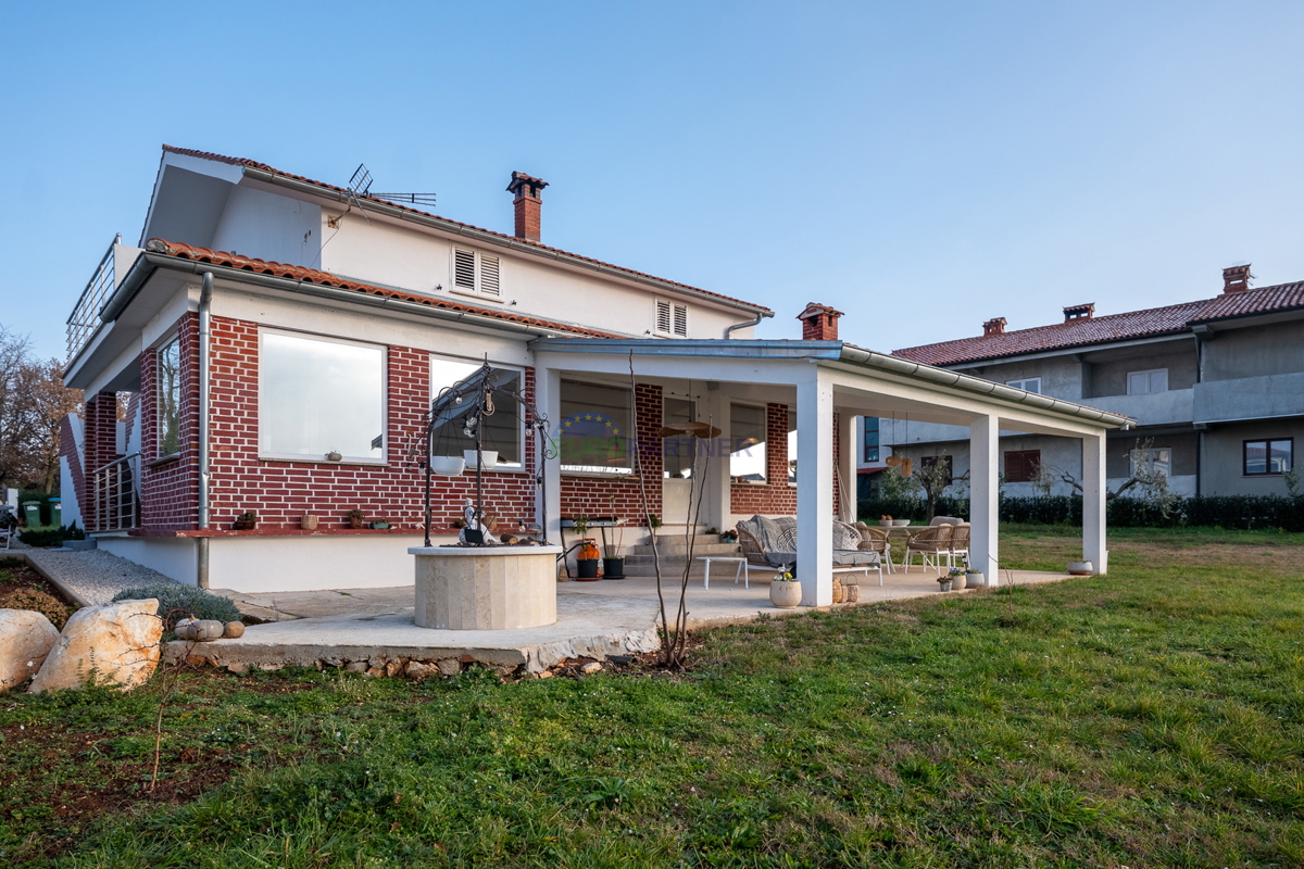 Casa con giardino di 3200 m2! Parenzo, a 5 km dal mare