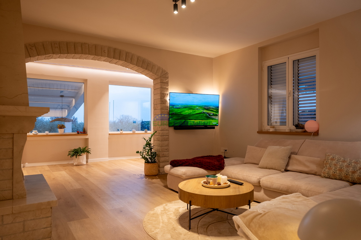 Casa con giardino di 3200 m2! Parenzo, a 5 km dal mare