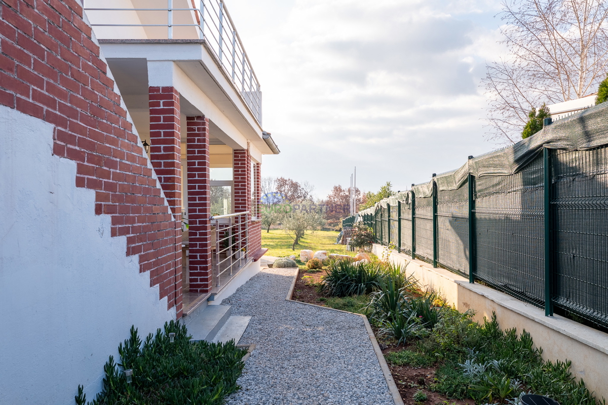 Casa con giardino di 3200 m2! Parenzo, a 5 km dal mare