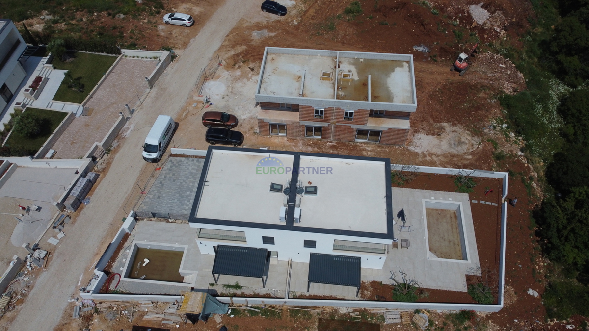 POREČ - CASA IN COSTRUZIONE CON PISCINA IN BUONA POSIZIONE