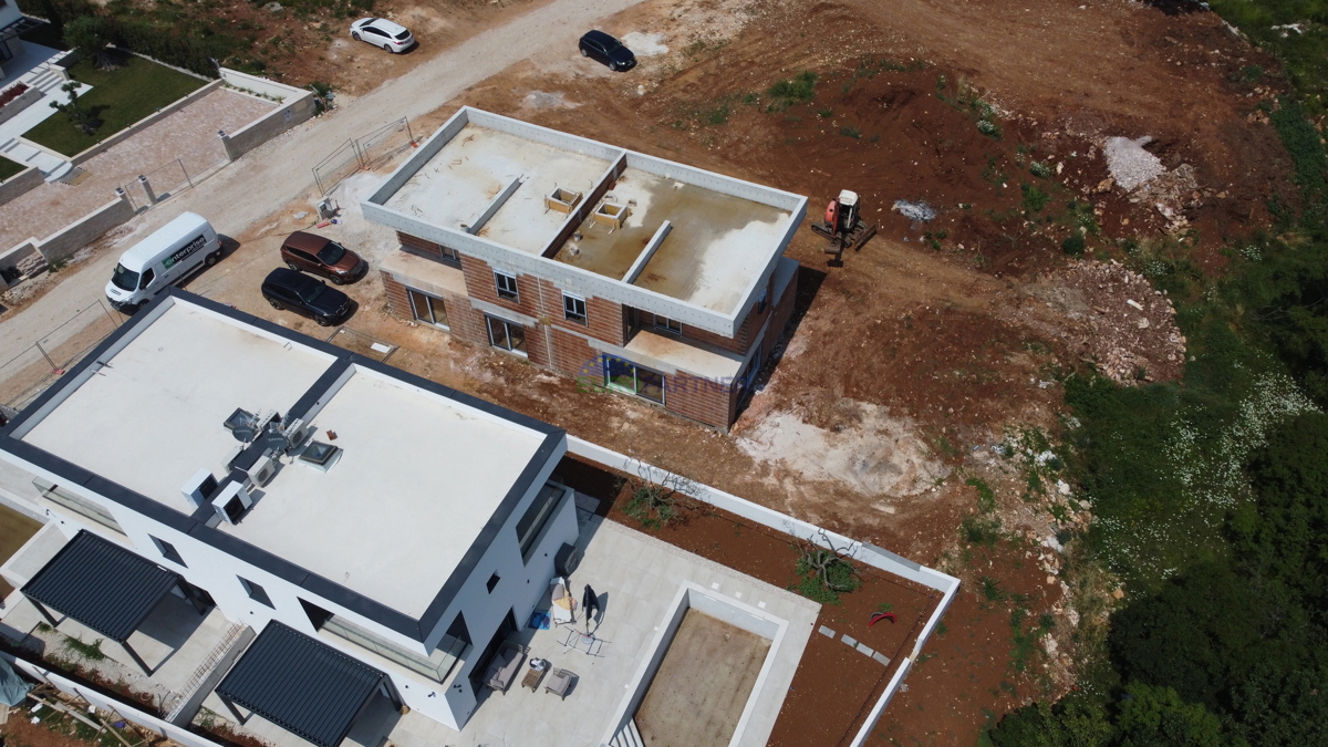 POREČ - CASA IN COSTRUZIONE CON PISCINA IN BUONA POSIZIONE