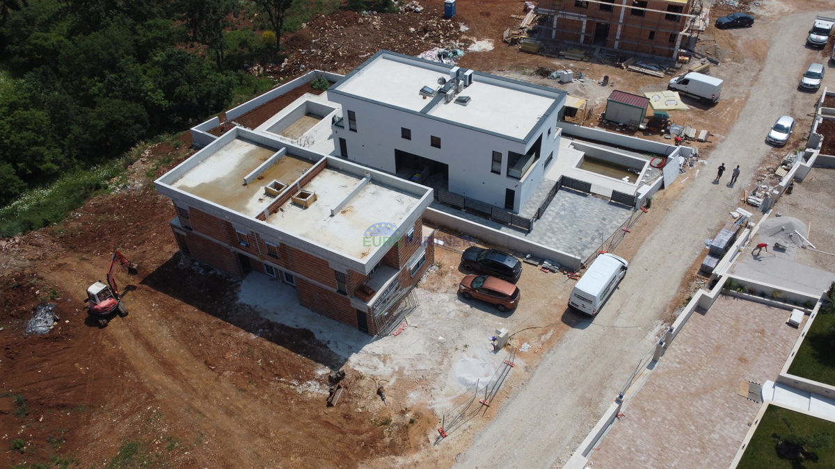 POREČ - CASA IN COSTRUZIONE CON PISCINA IN BUONA POSIZIONE