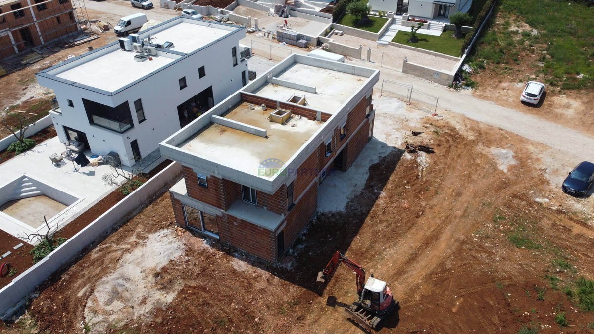 POREČ - CASA IN COSTRUZIONE CON PISCINA IN BUONA POSIZIONE