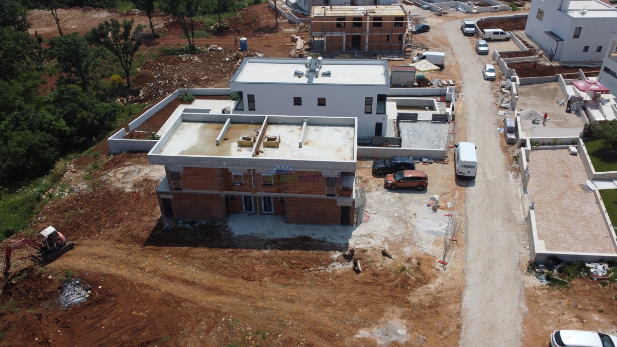 POREČ - CASA IN COSTRUZIONE CON PISCINA IN BUONA POSIZIONE