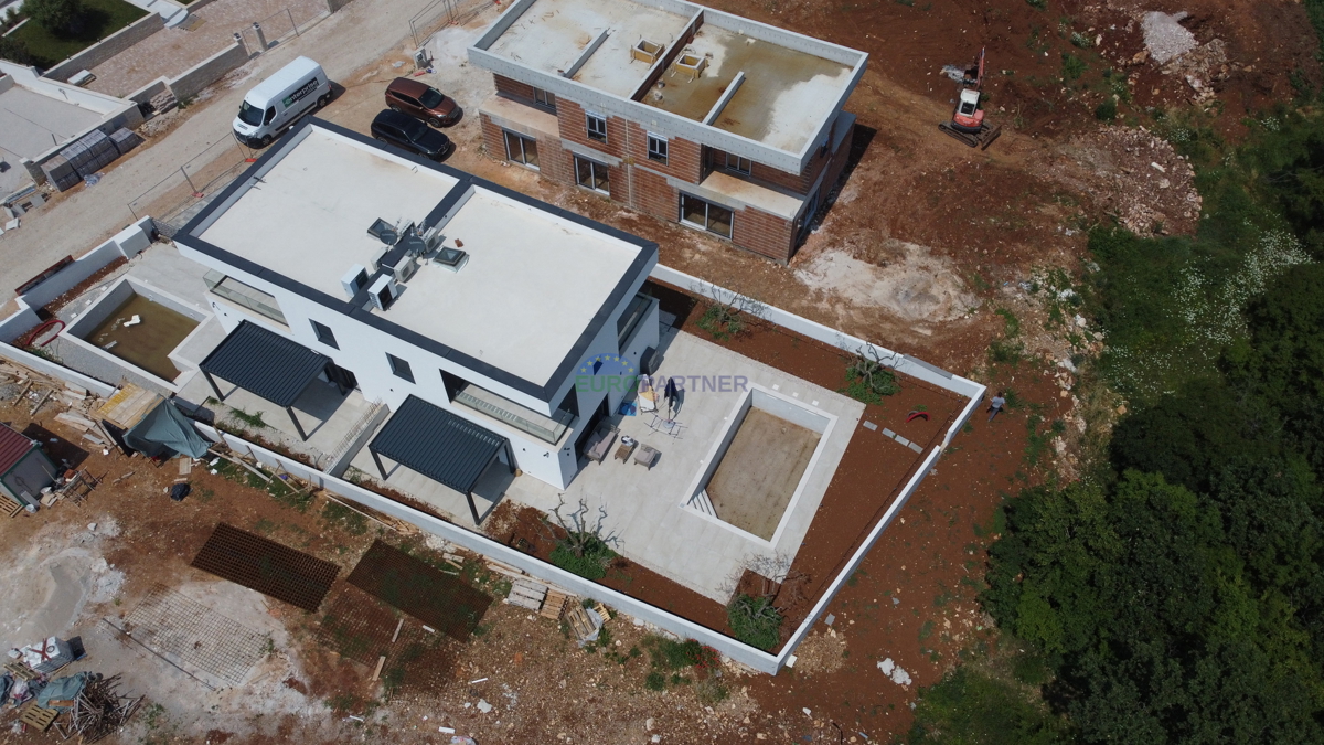 POREČ - CASA IN COSTRUZIONE CON PISCINA IN BUONA POSIZIONE