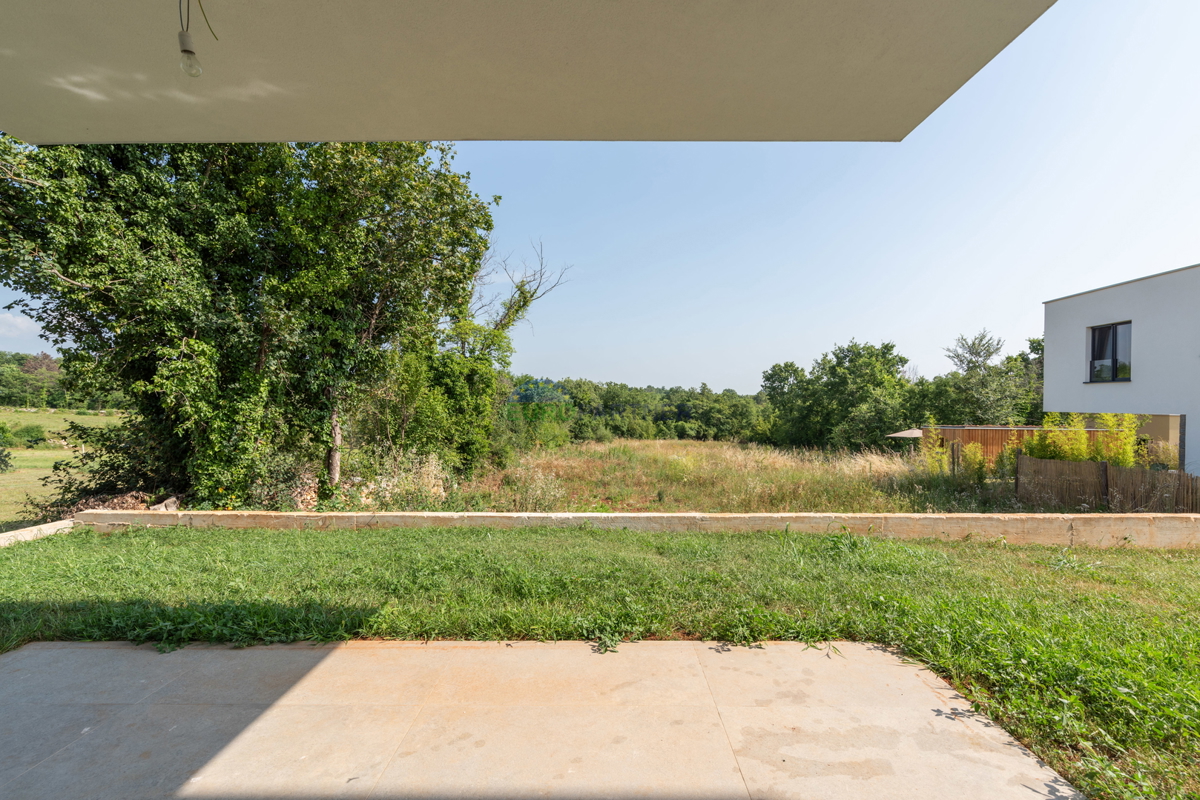 Appartamento al piano terra con giardino, a 1 km dal mare, zona Parenzo