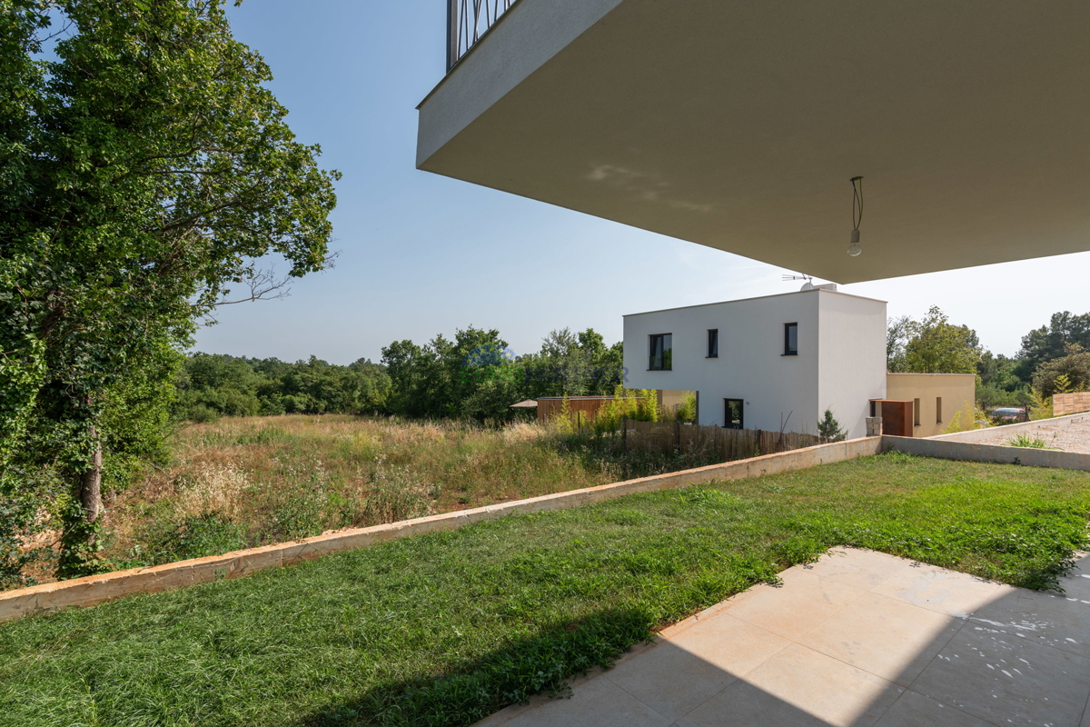 Appartamento al piano terra con giardino, a 1 km dal mare, zona Parenzo