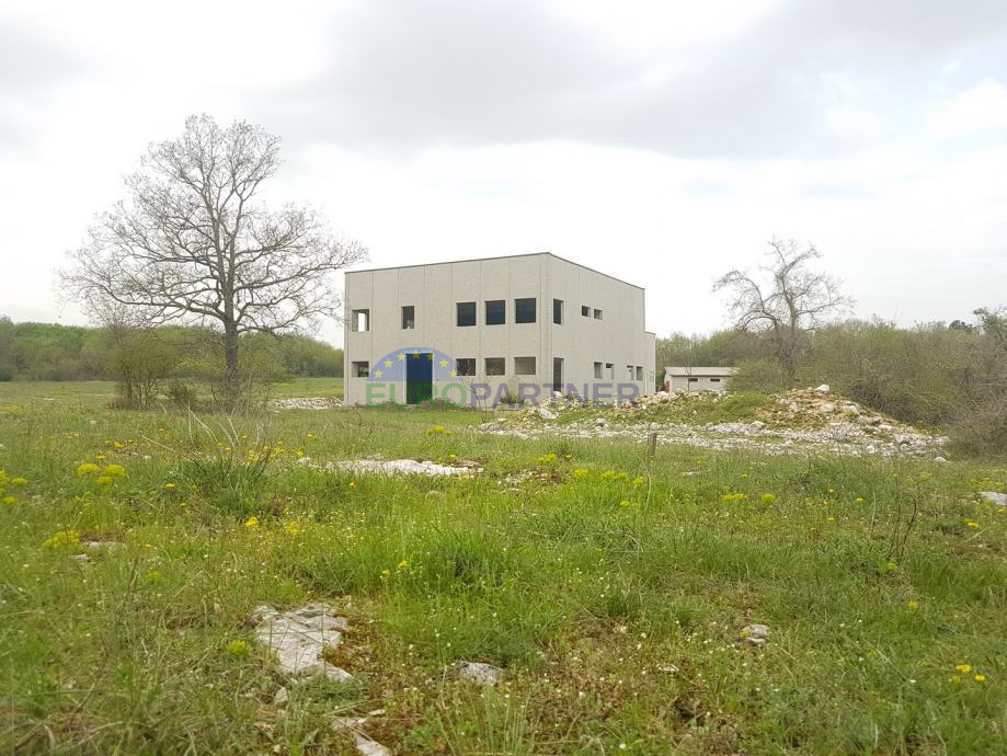 Terreno edificabile con capannone di produzione