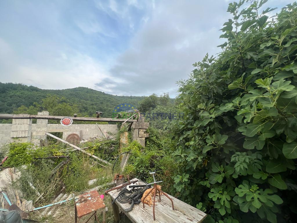 Un&apos;opportunità unica! È in vendita un terreno edificabile con una casa e un terreno agricolo nelle vicinanze di Sovinjak