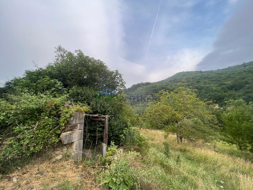 Un&apos;opportunità unica! È in vendita un terreno edificabile con una casa e un terreno agricolo nelle vicinanze di Sovinjak
