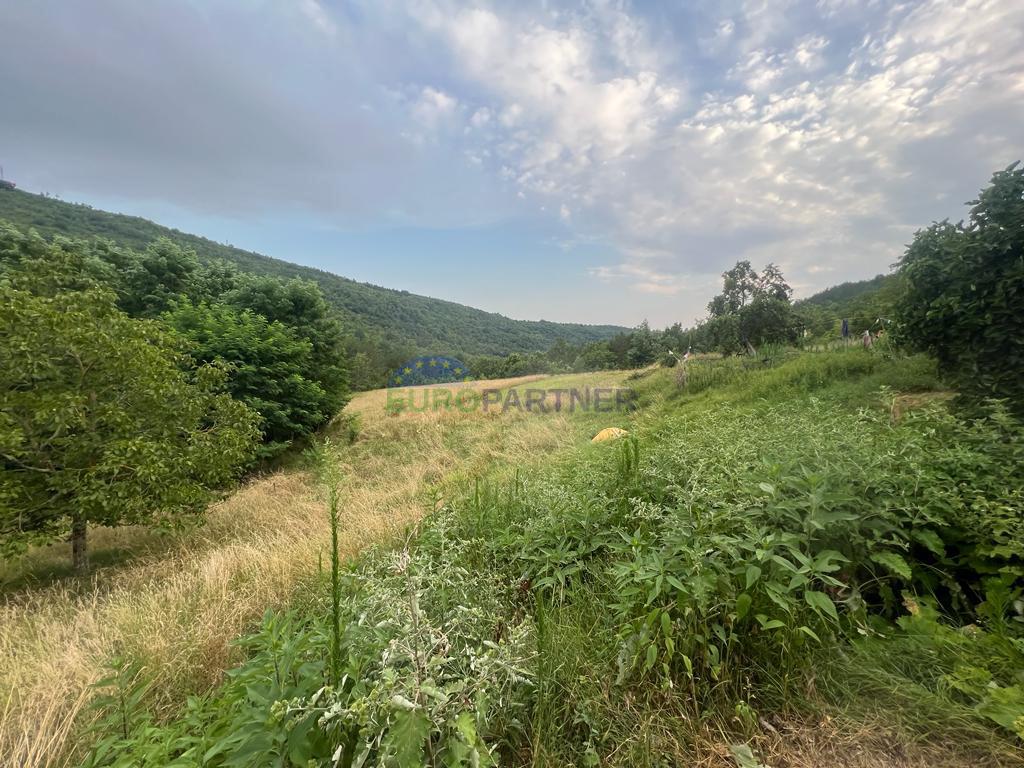Un&apos;opportunità unica! È in vendita un terreno edificabile con una casa e un terreno agricolo nelle vicinanze di Sovinjak