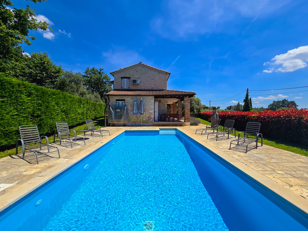 Zona Parenzo, casa in pietra con piscina e vista mare