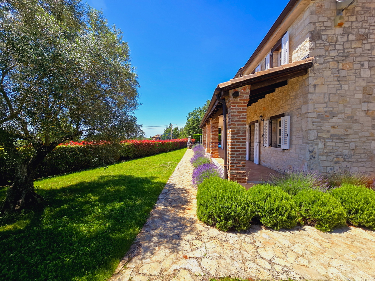 Zona Parenzo, casa in pietra con piscina e vista mare